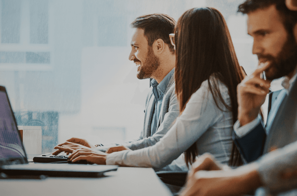 lachender mensch am arbeitsplatz