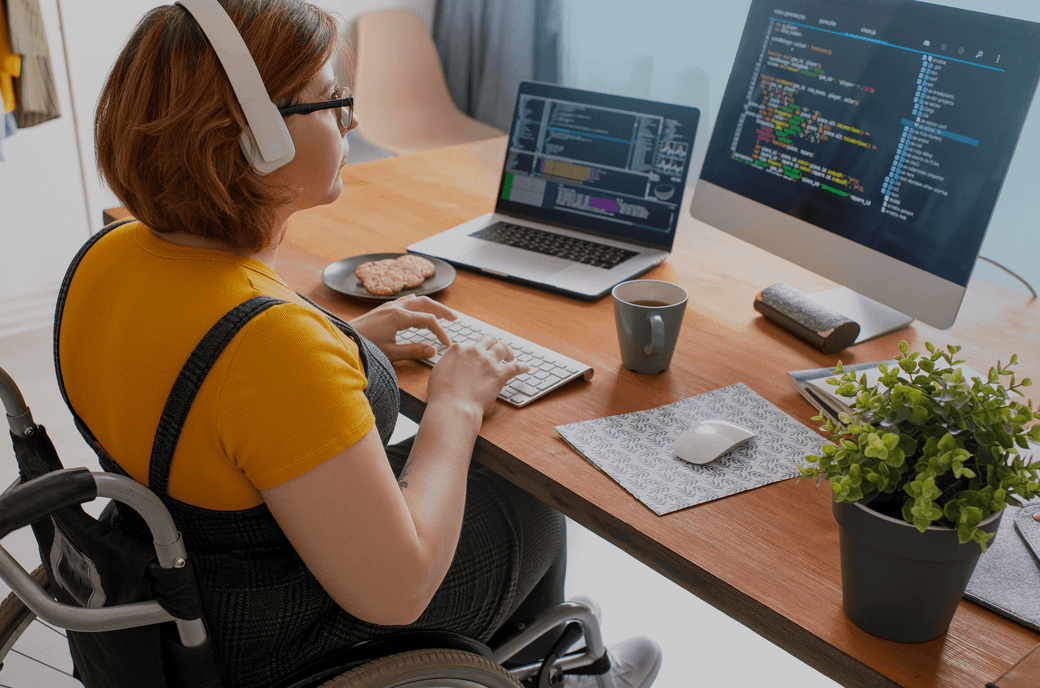 mitarbeitende person im rollstuhl