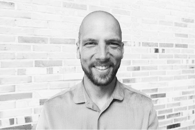 Abbildung eines lächelnden Mitarbeitenden