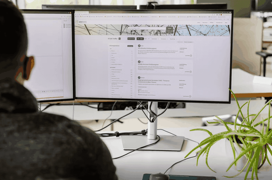 Mann vor Bildschirm. Auf dem Monitor ist die Webseite von GovData