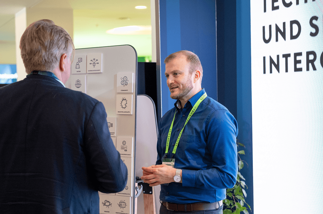 Mehrere Menschen stehen am Stand von SEITENBAU während der Fachveranstaltung Digitaler Staat 2026