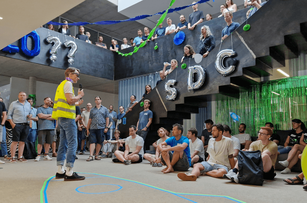 SEITENBAU Geschäftsführer Stefan Eichenhofer bei seiner Keynote "work smarter, not harder" auf der SDC